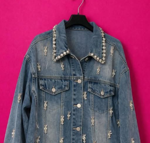 Giacca di jeans con perle applicate sul collo e sulle maniche
